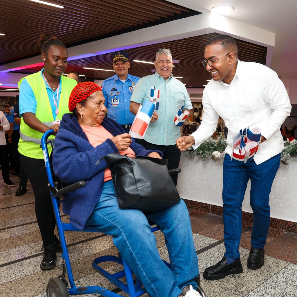 Departamento Aeroportuario ofrece calurosa bienvenida a dominicanos llegan del exterior