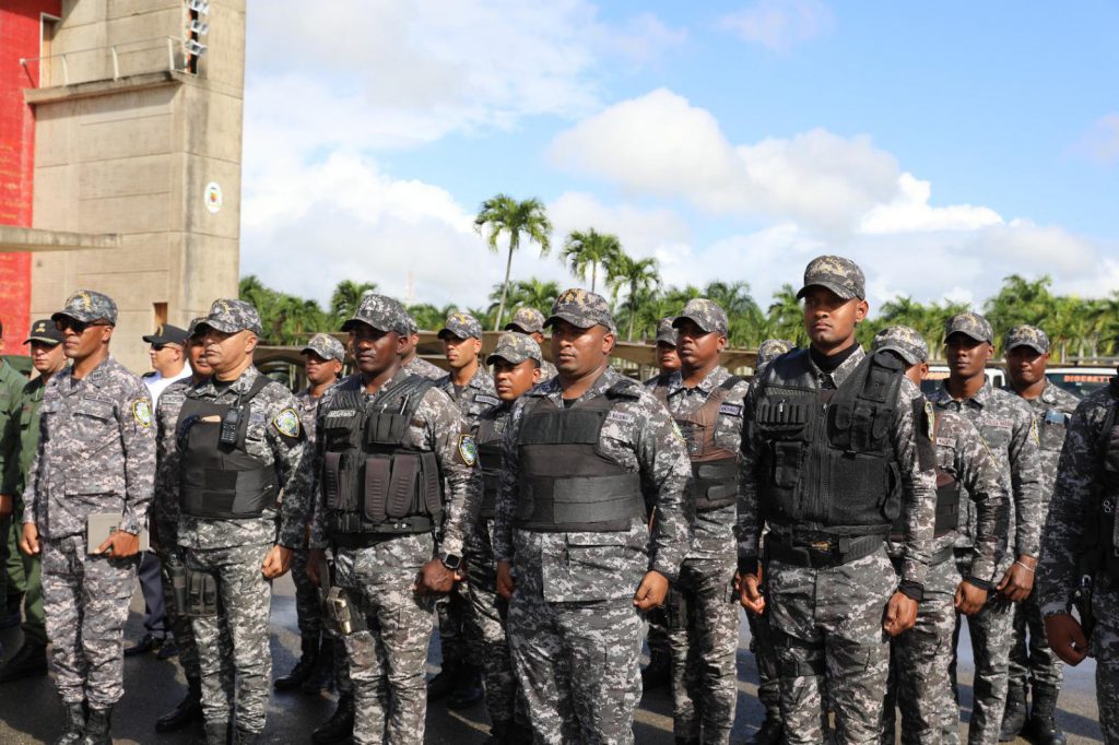 Parte de equipo de hombre que participarán del operativo