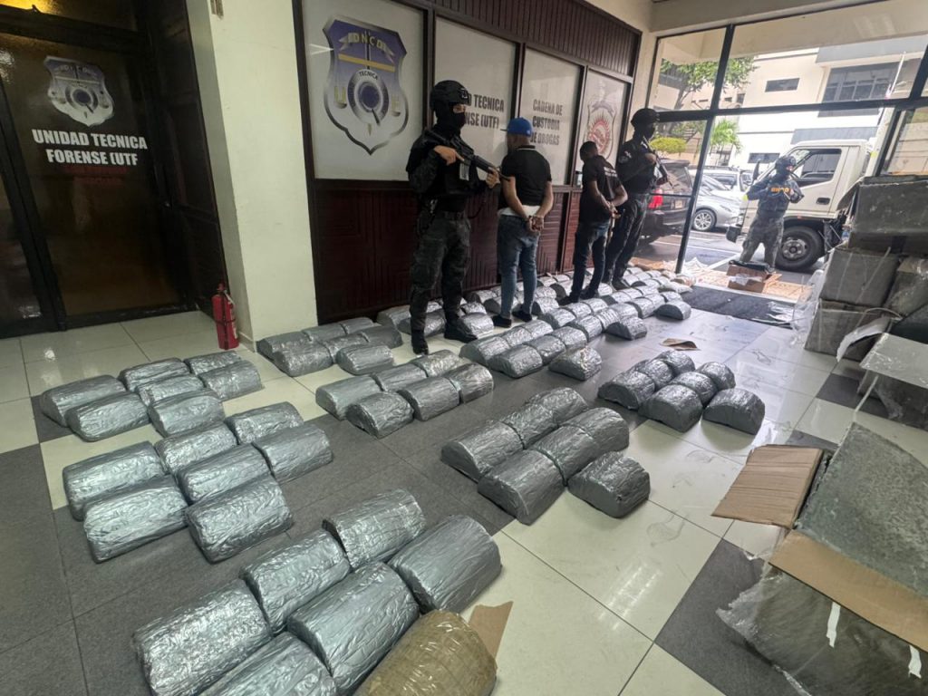 DETIENEN DOS HOMBRES CON 317 LIBRAS PRESUMIBLEMENTE MARIHUANA EN SANTO DOMINGO OESTE