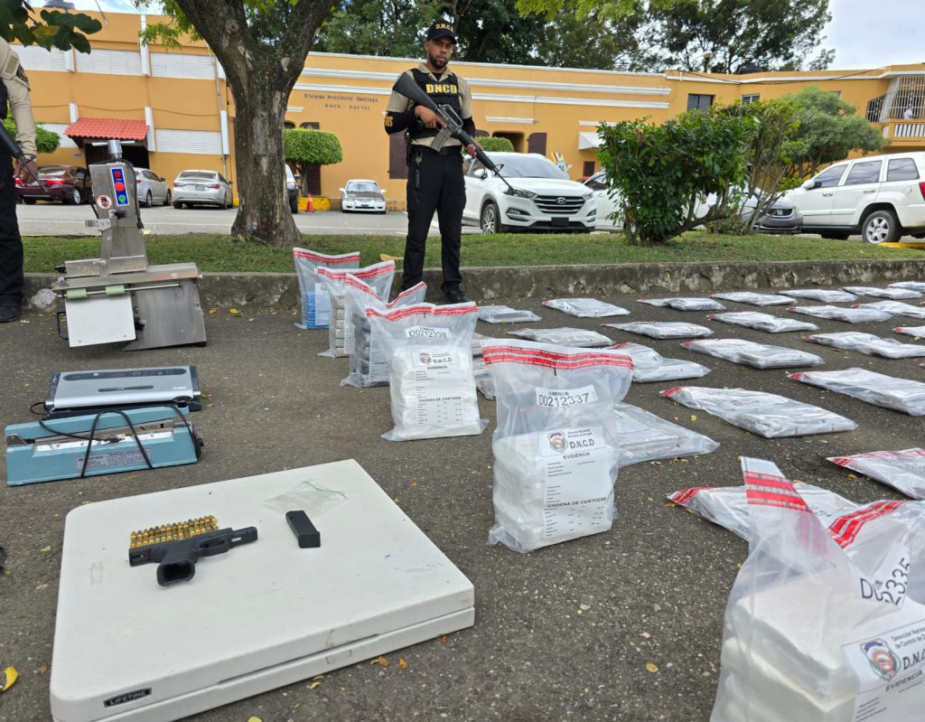 DNCD Y MP DESMANTELAN CENTRO DE EMPAQUE Y DISTRIBUCIÓN; OCUPAN 452 LÁMINAS Y 34 PAQUETES PRESUMIBLEMENTE COCAÍNA