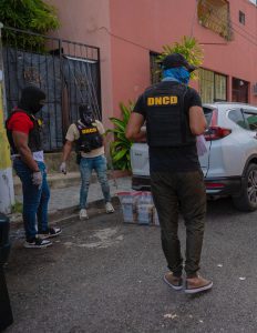 DETIENEN HOMBRE VINCULAN A DECOMISO DE 20 PAQUETES DE DROGAS EN STO DGO NORTE